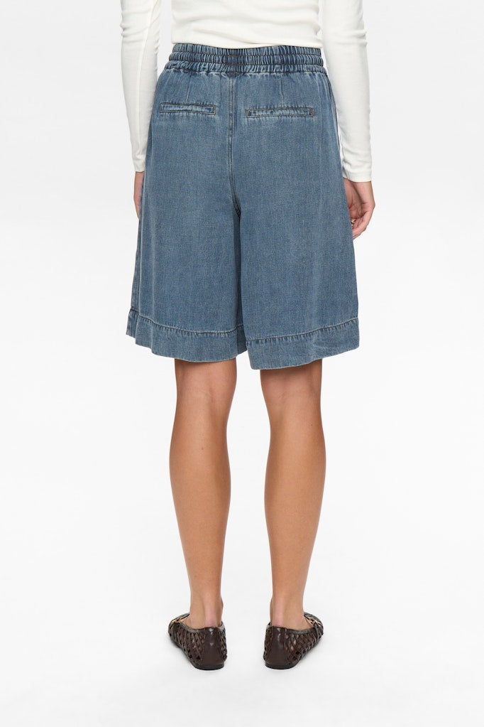 NuElida Shorts